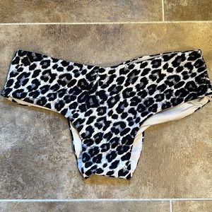 Brand new Lunalae Low Waist Pole Shorts US Sz 4